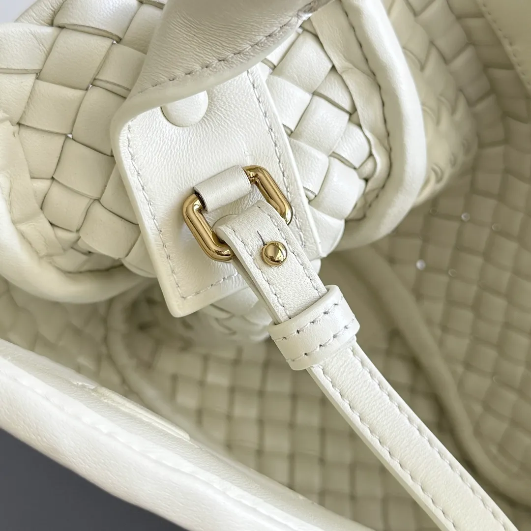 Batch 1760 BOTTEGA VENETA's new mini COBBLE bag. This season's mini Cobble series brings a new style of handbag. The body of the bag resembles the shape of a "Yuanbao", giving you good luck throughout autumn and winter! This Yuanbao bag is made of three pieces of quilted cotton and has an unlined body, showing its quiet power. The bag is carefully designed to create a three-dimensional look. The joints and edges are decorated with lambskin strips to create a sense of simplicity. The handbag is not lined, so you can directly appreciate the consistent lambskin on the outside and inside. It is beautiful both inside and outside. The top handle of this handbag is made of leather-wrapped rope and is quite sturdy. The detachable shoulder strap is secured by a leather buckle inside the bag. Can be carried by hand, carried on the shoulder or cross-body, very easy to match! Style number: 805739 Size: 23*11*8cm